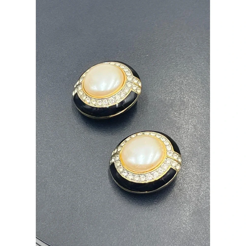 Kenneth Lane KJL Vinatge Pearl Rhinestone Black Enamel Gold Tone Clip on Earring - Picture 8 of 11